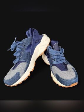 Nike navy blue Huarache trainers